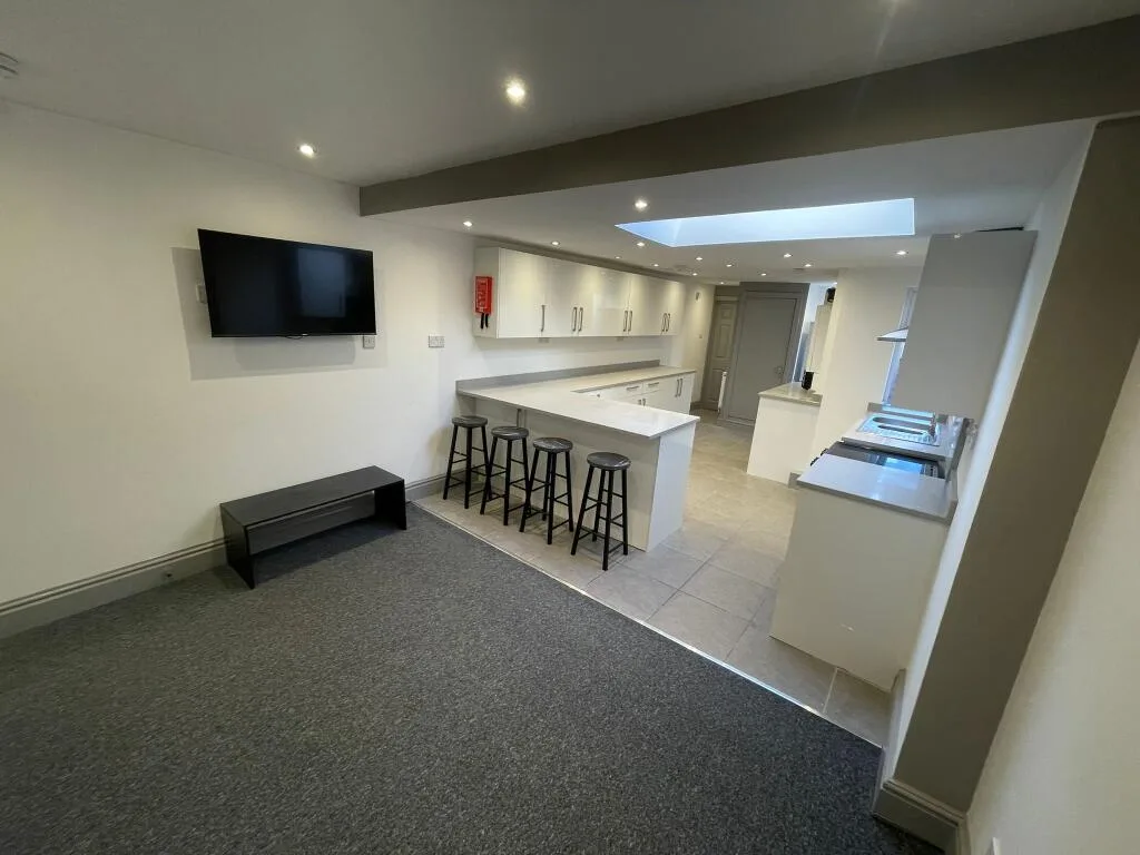 6 bedroom house for rent