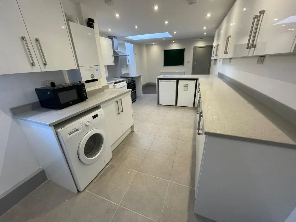 6 bedroom house for rent