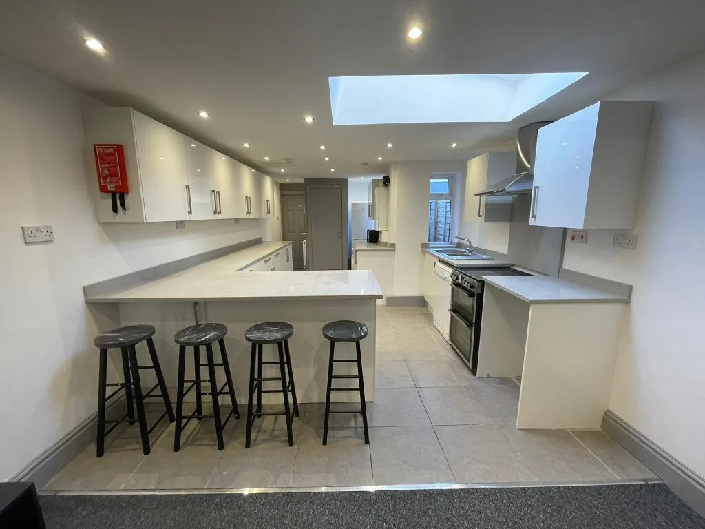 6 bedroom house for rent