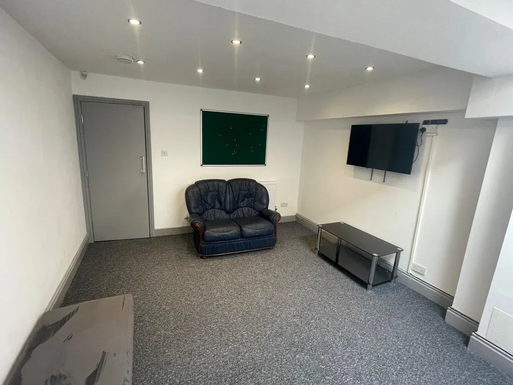 6 bedroom house for rent