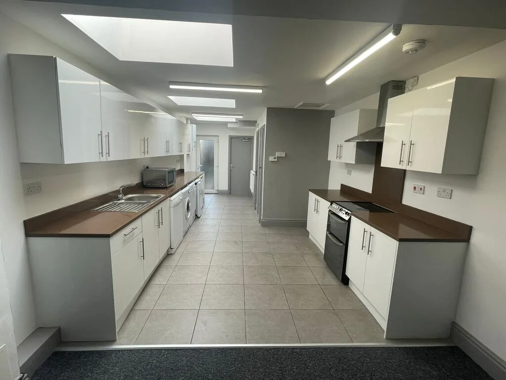 6 bedroom house for rent