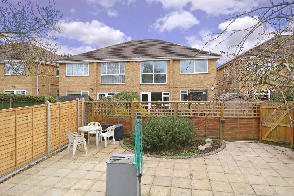 2 bedroom maisonette for rent