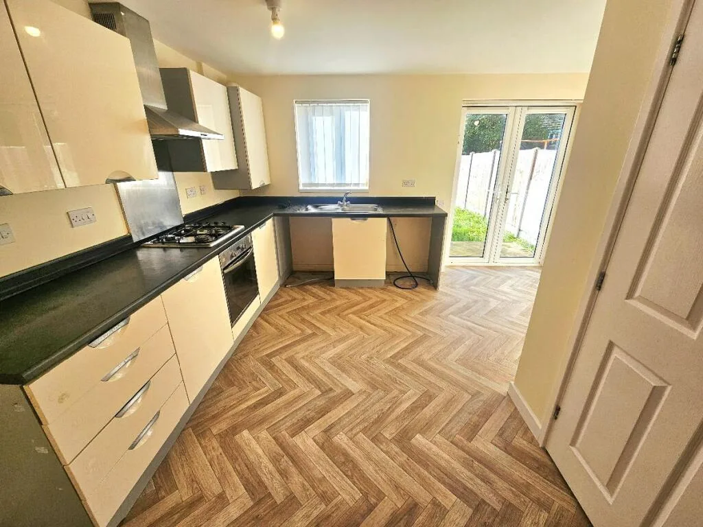 3 bedroom semi-detached house for rent