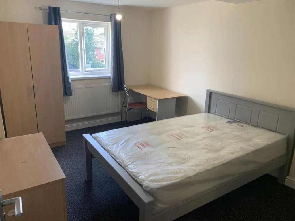 4 bedroom semi-detached house for rent