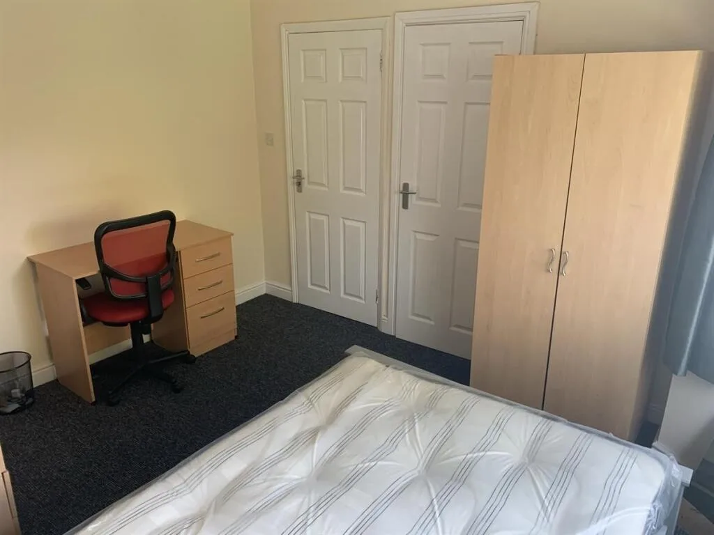 4 bedroom semi-detached house for rent