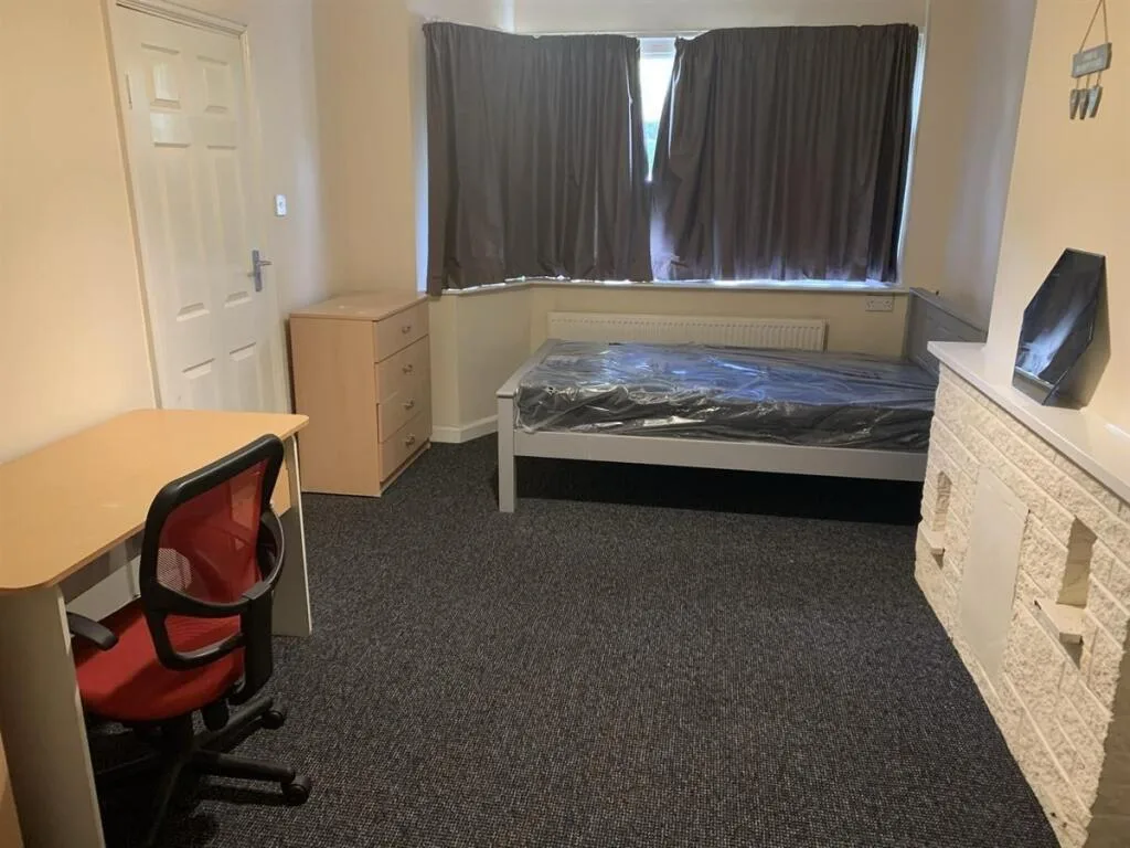 4 bedroom semi-detached house for rent