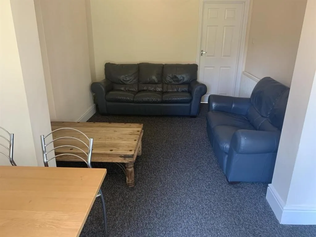 4 bedroom semi-detached house for rent