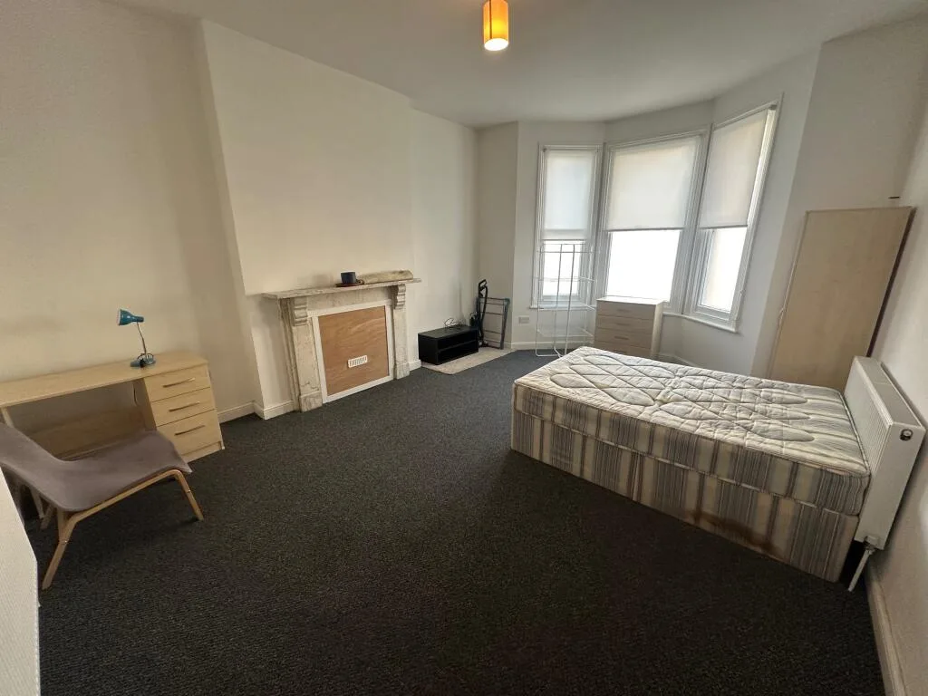 7 bedroom semi-detached house for rent