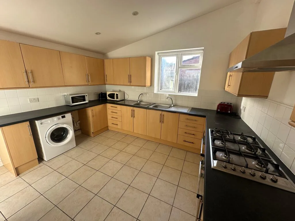 7 bedroom semi-detached house for rent