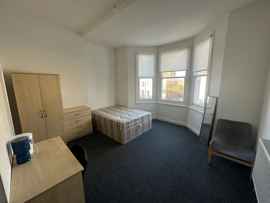 7 bedroom semi-detached house for rent