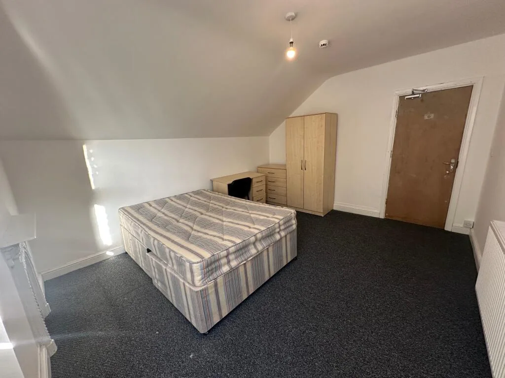 7 bedroom semi-detached house for rent