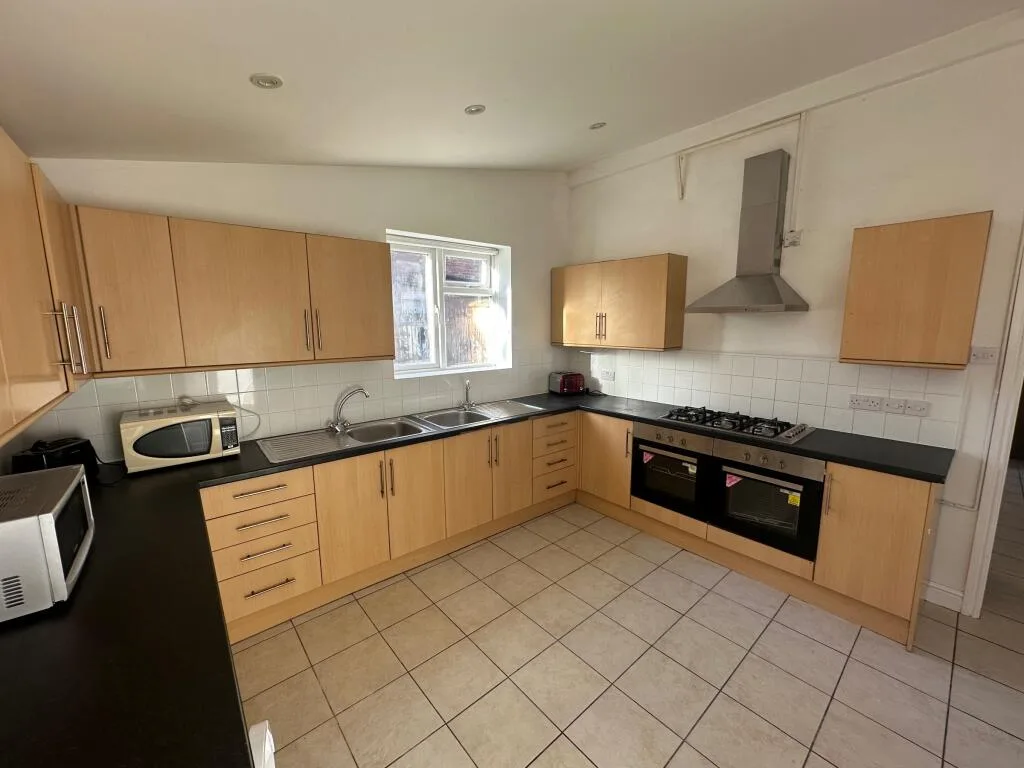 7 bedroom semi-detached house for rent