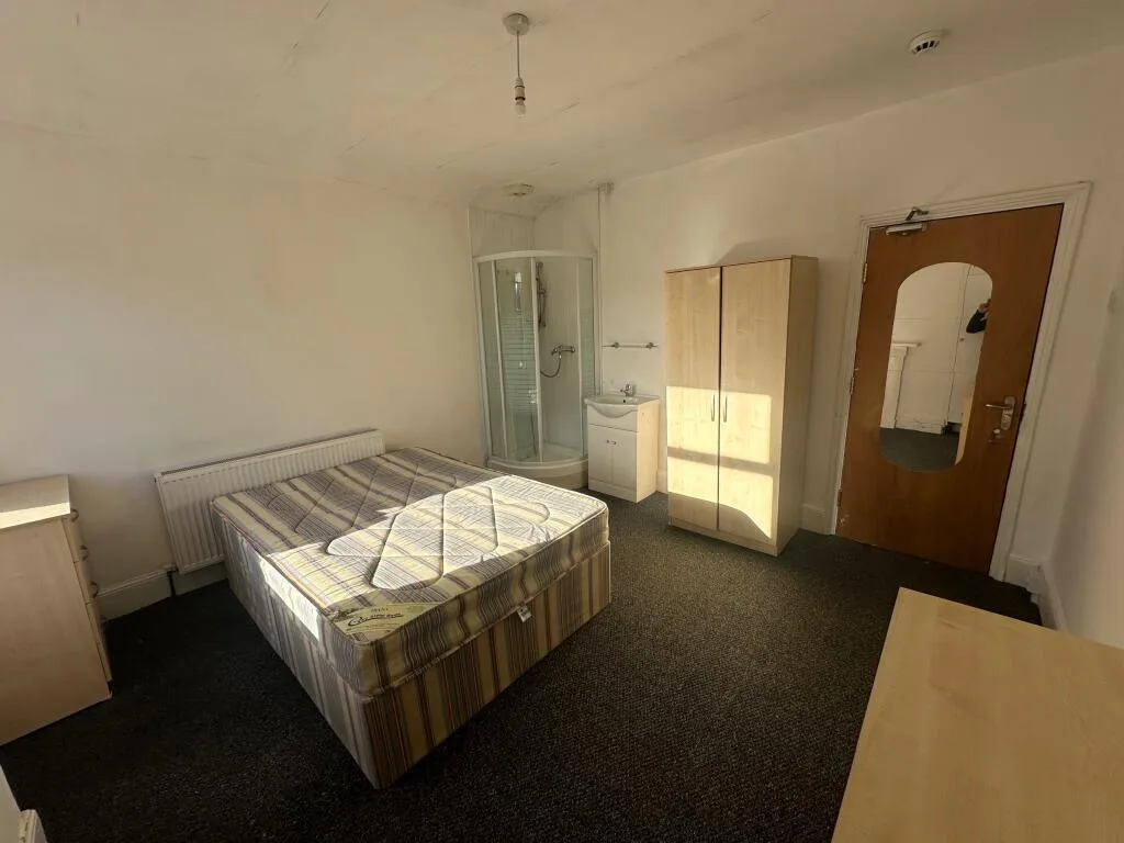 7 bedroom semi-detached house for rent