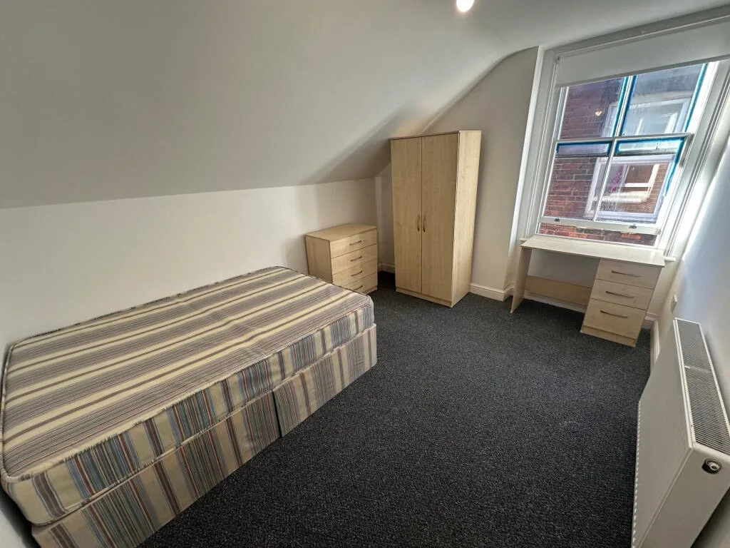 7 bedroom semi-detached house for rent