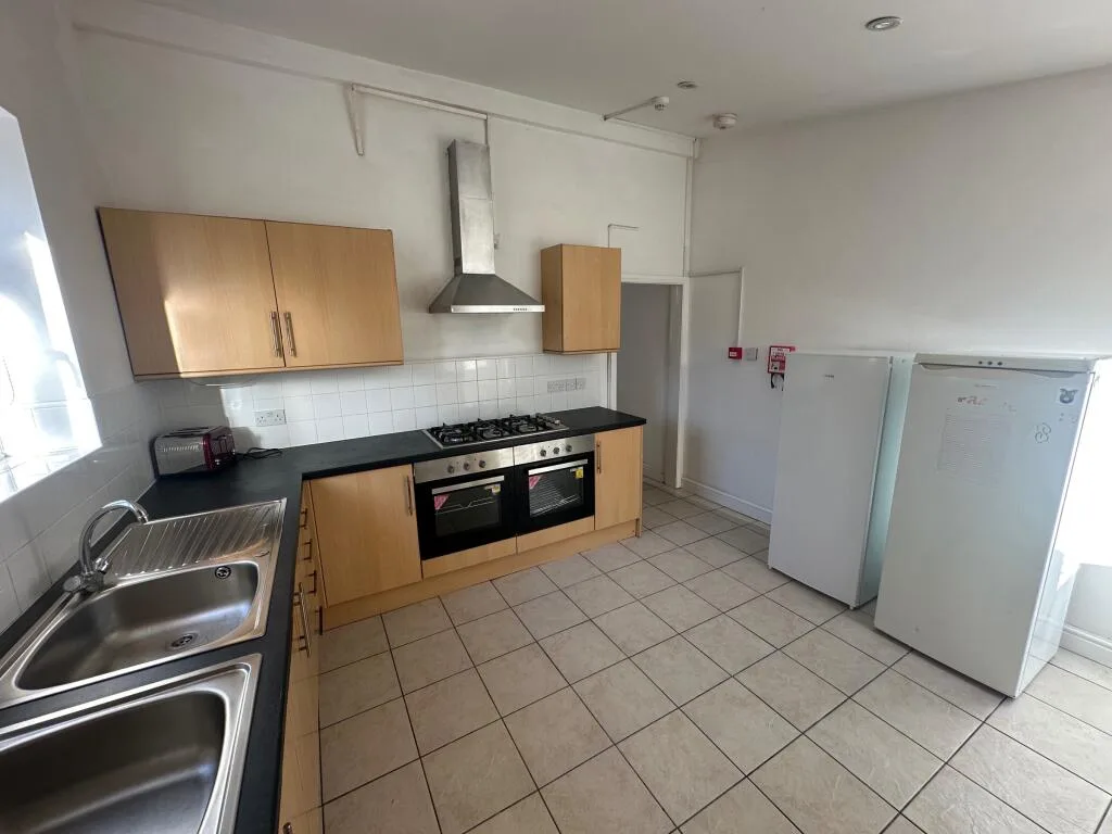 7 bedroom semi-detached house for rent