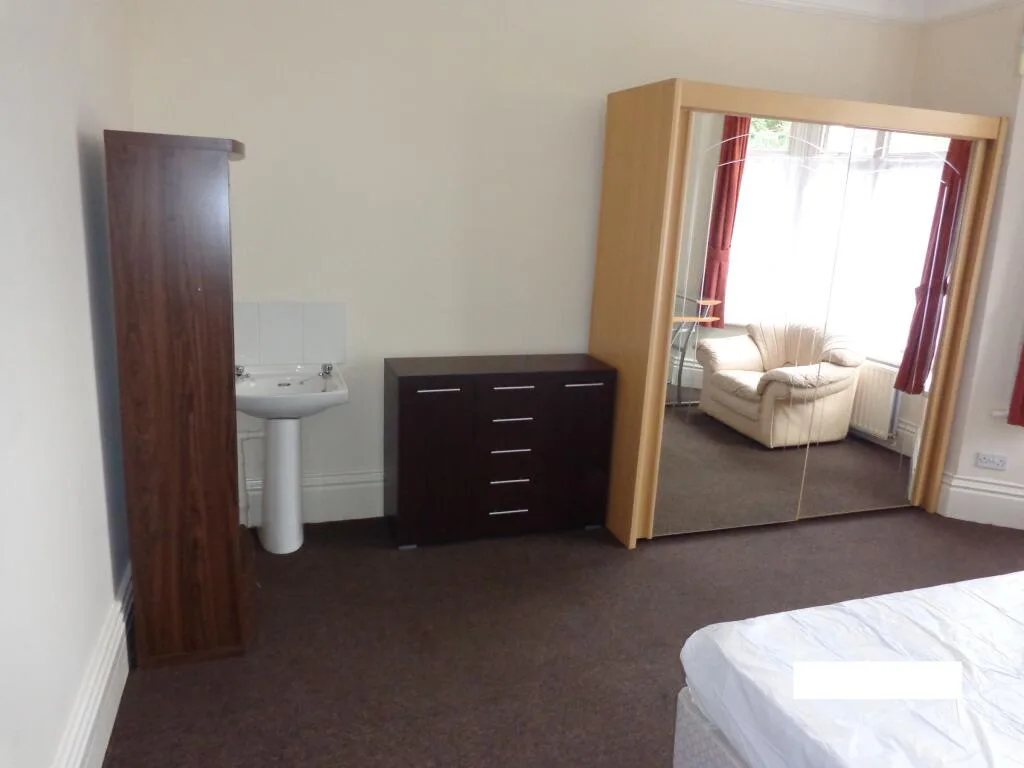 6 bedroom terraced house for rent