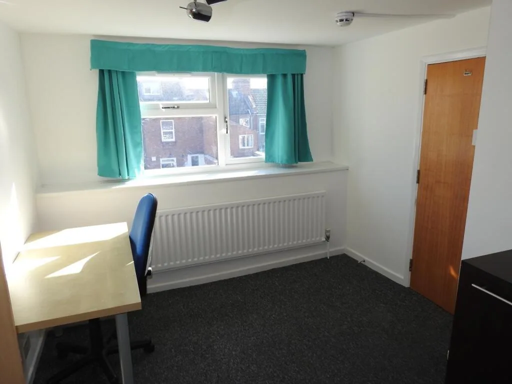 6 bedroom terraced house for rent