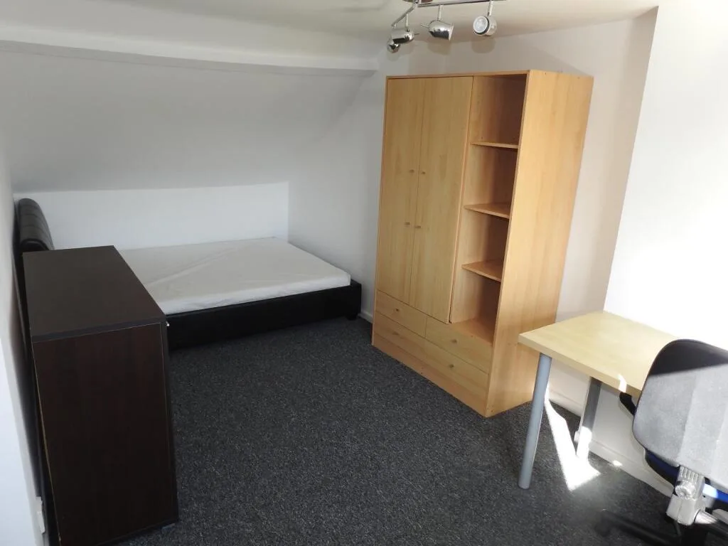 6 bedroom terraced house for rent
