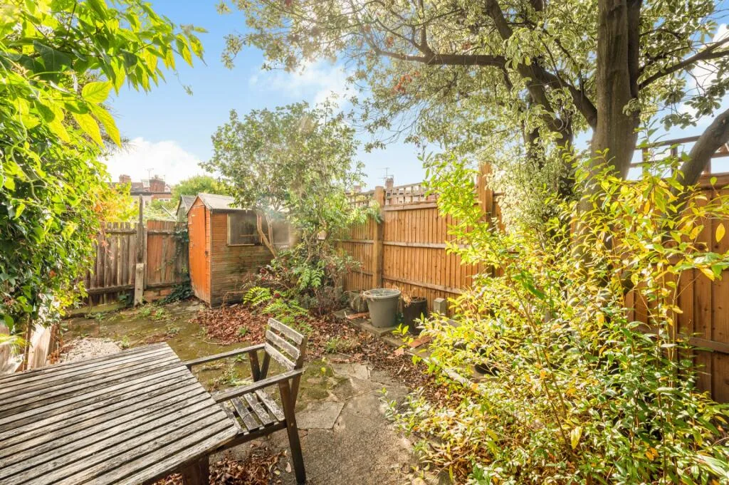 2 bedroom maisonette for rent