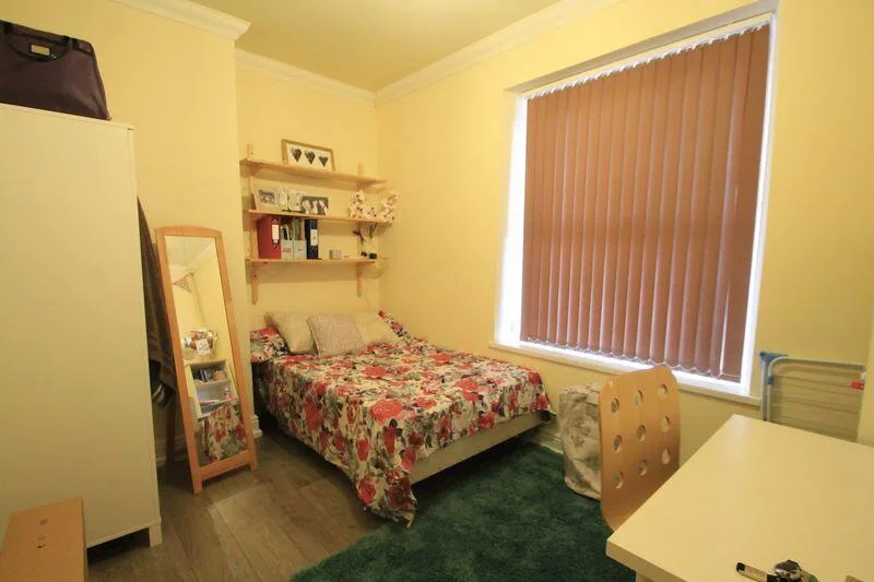 5 bedroom semi-detached house for rent