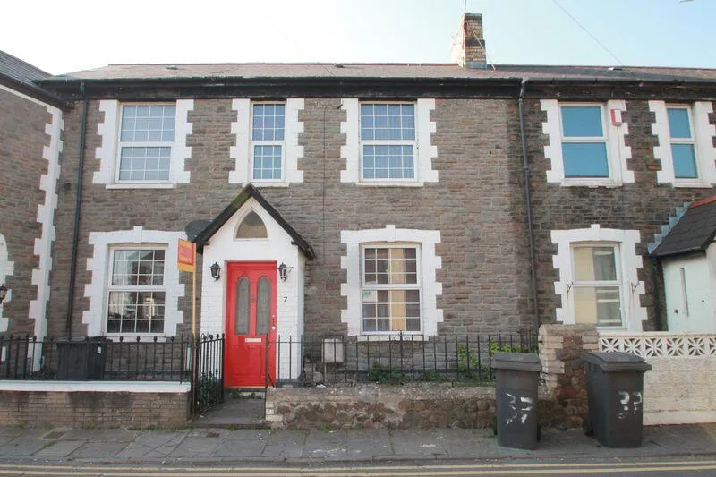 5 bedroom semi-detached house for rent