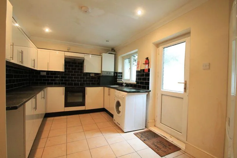 5 bedroom semi-detached house for rent