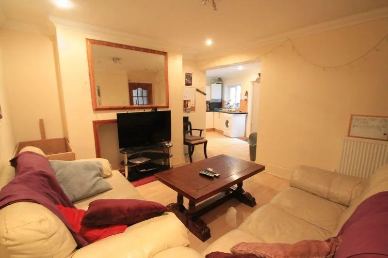 5 bedroom semi-detached house for rent