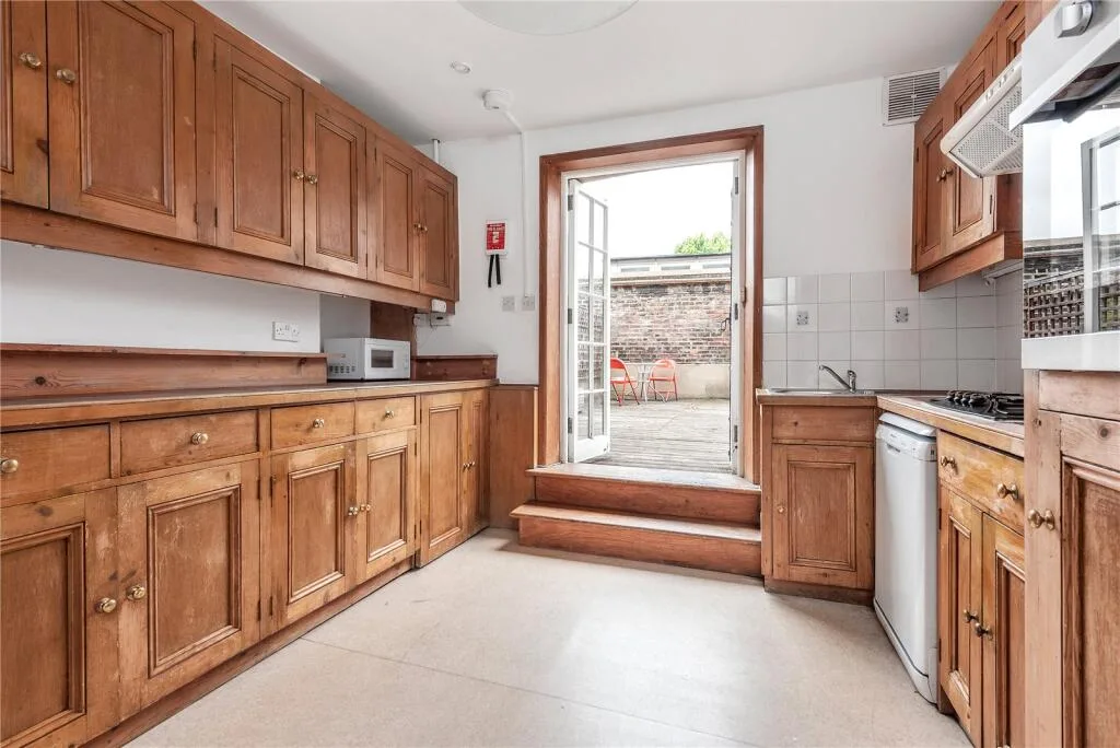 3 bedroom maisonette for rent
