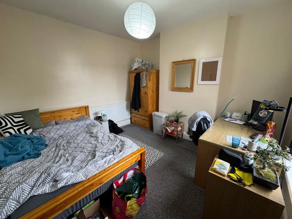 5 bedroom semi-detached house for rent