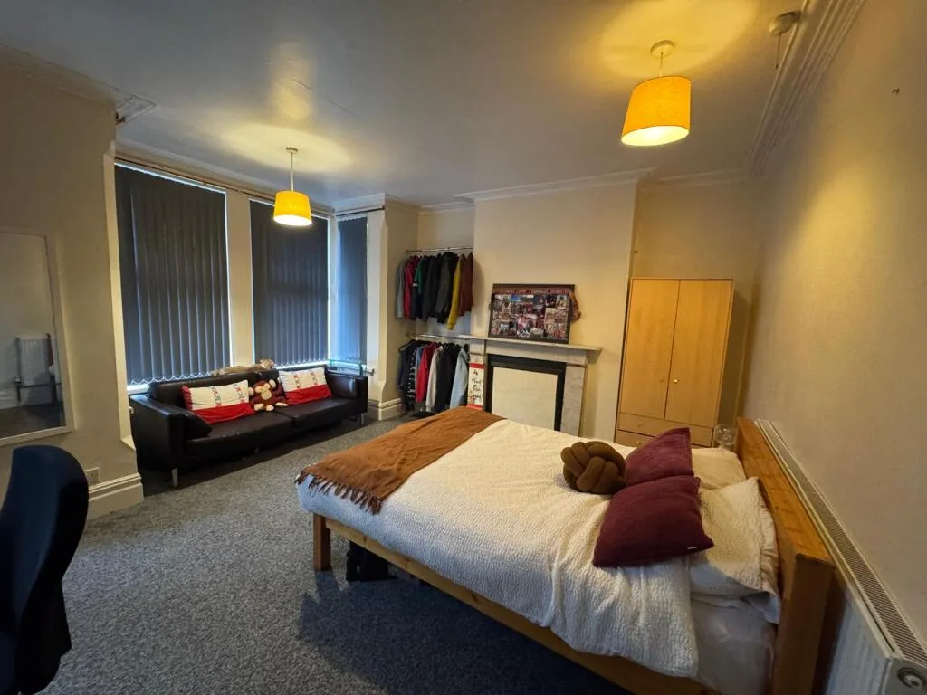 5 bedroom semi-detached house for rent