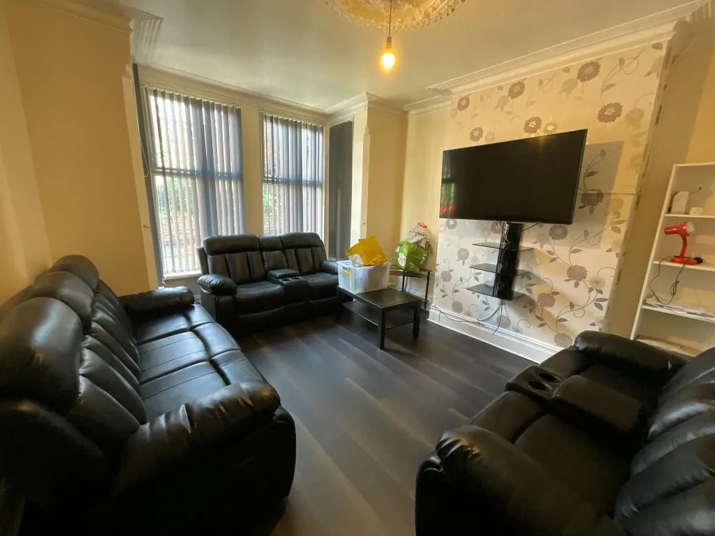 5 bedroom semi-detached house for rent