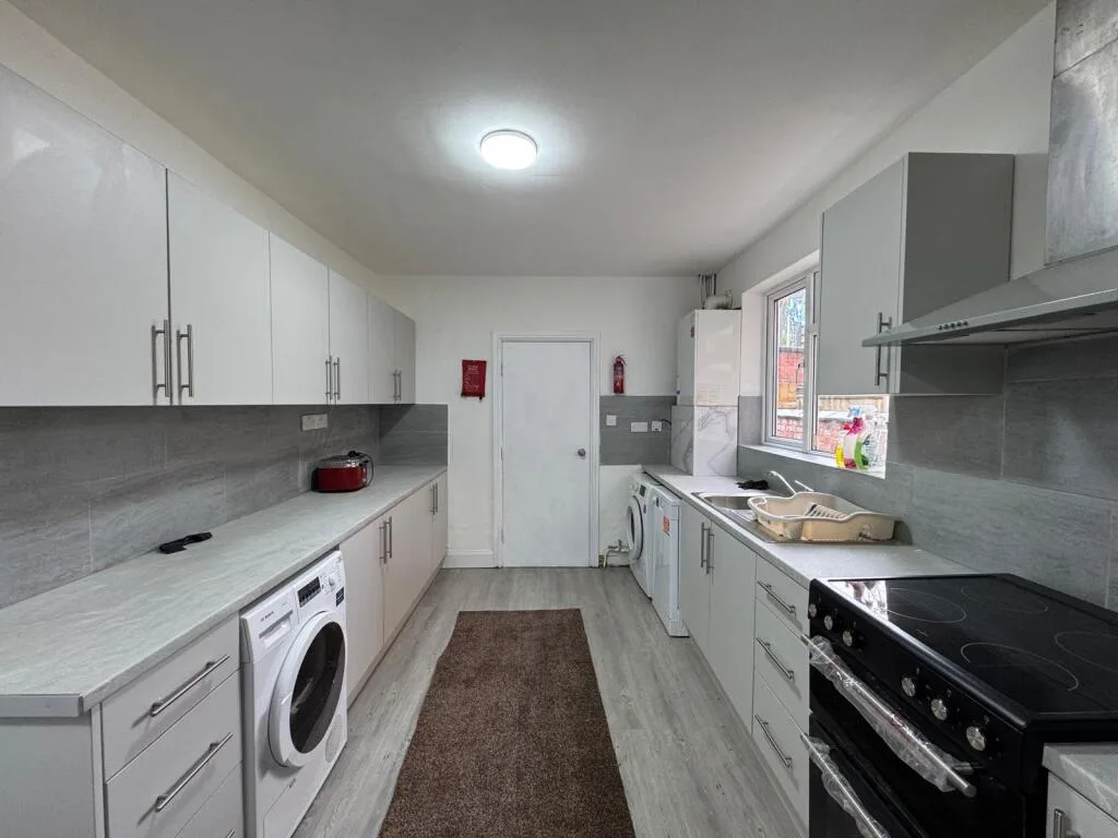 5 bedroom terraced house for rent