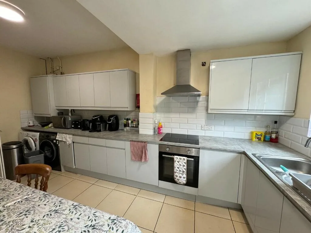 6 bedroom house for rent