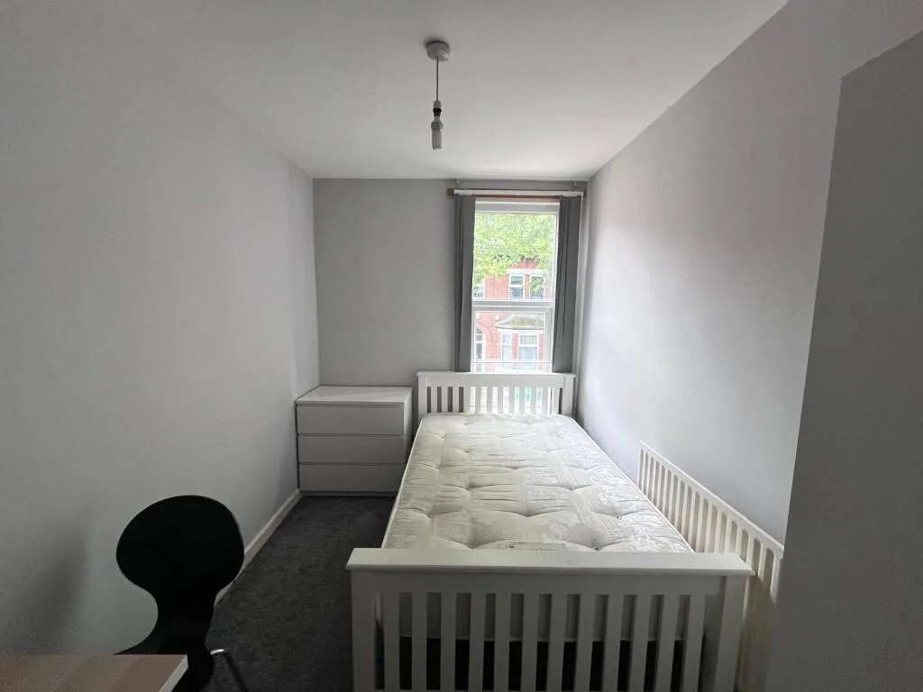 6 bedroom semi-detached house for rent