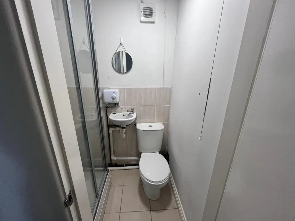 6 bedroom semi-detached house for rent