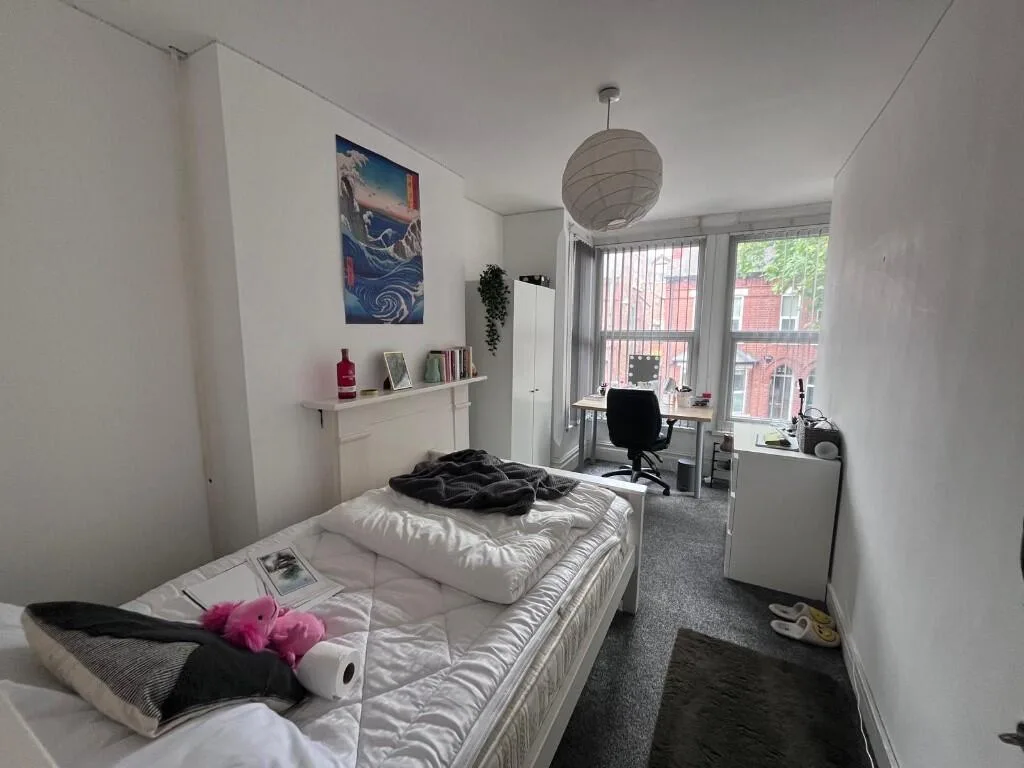 6 bedroom semi-detached house for rent