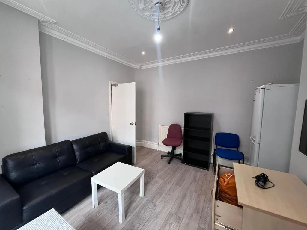 6 bedroom semi-detached house for rent