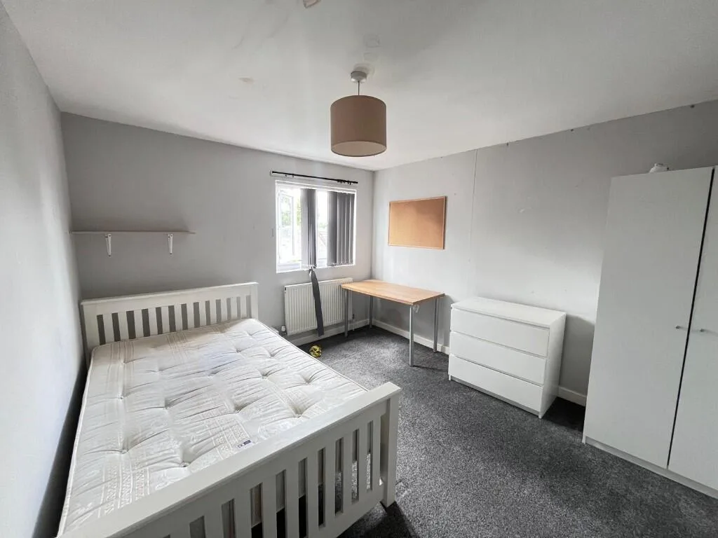 6 bedroom semi-detached house for rent