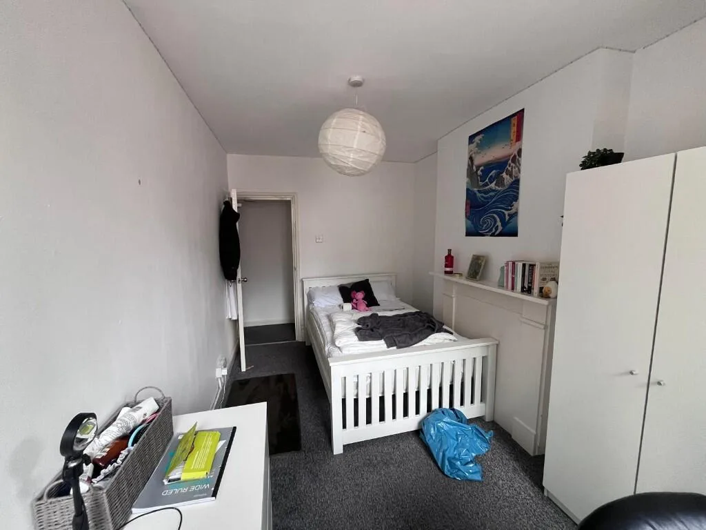 6 bedroom semi-detached house for rent