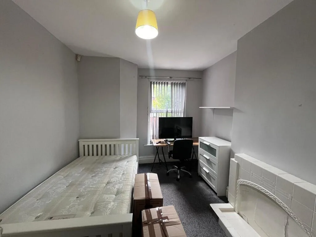 6 bedroom semi-detached house for rent