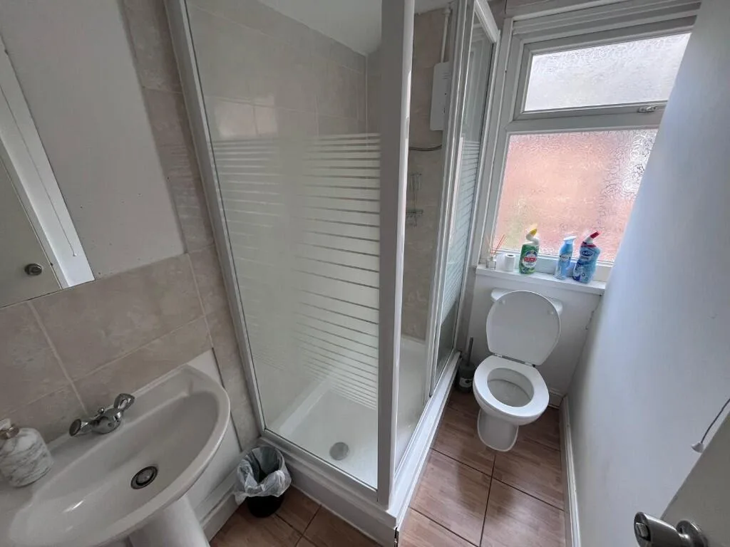 6 bedroom semi-detached house for rent