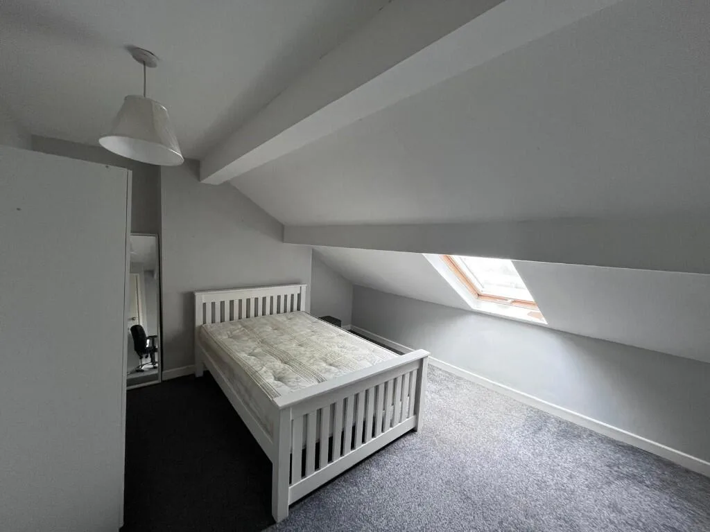 6 bedroom semi-detached house for rent