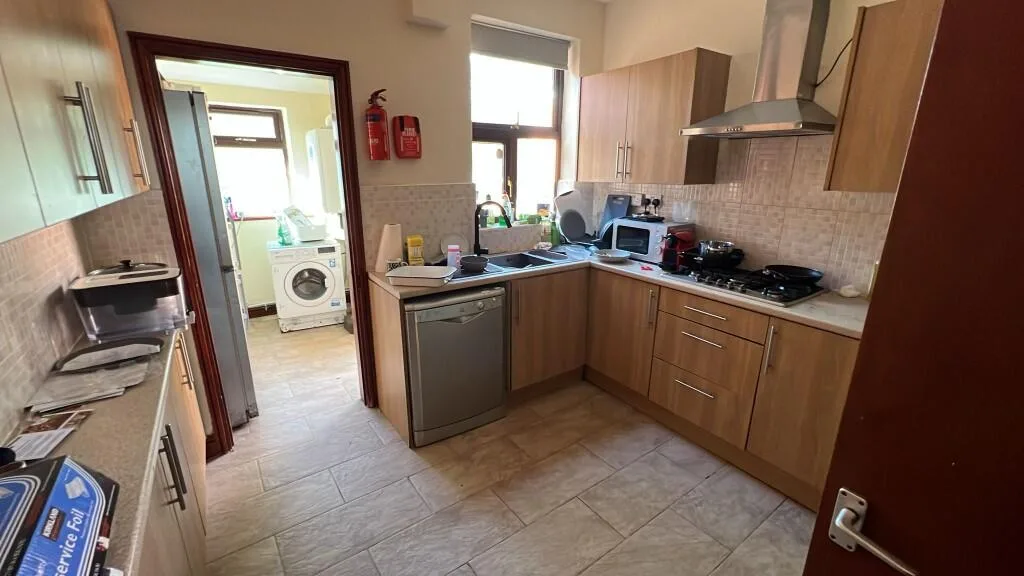 6 bedroom semi-detached house for rent