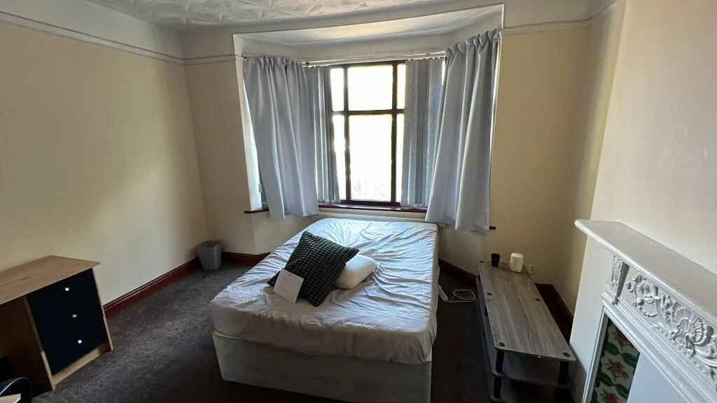 6 bedroom semi-detached house for rent