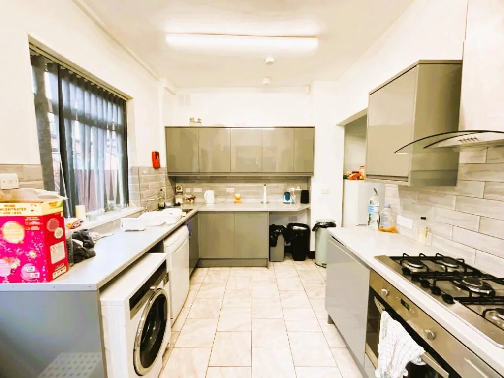 7 bedroom detached house for rent