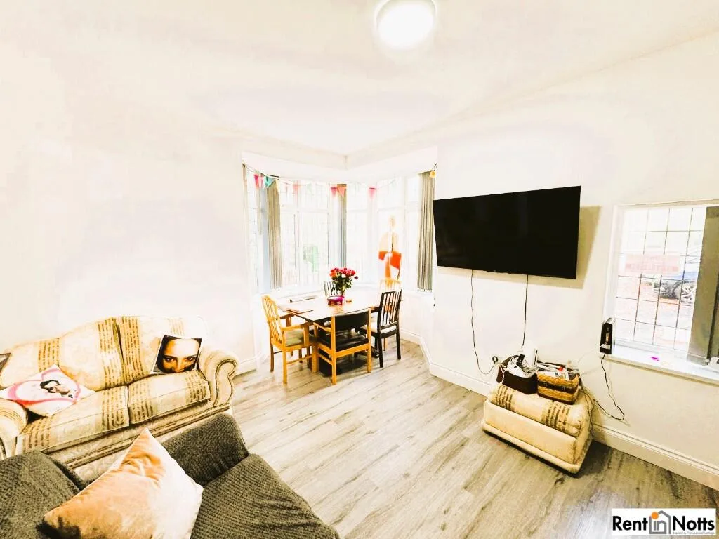 7 bedroom detached house for rent