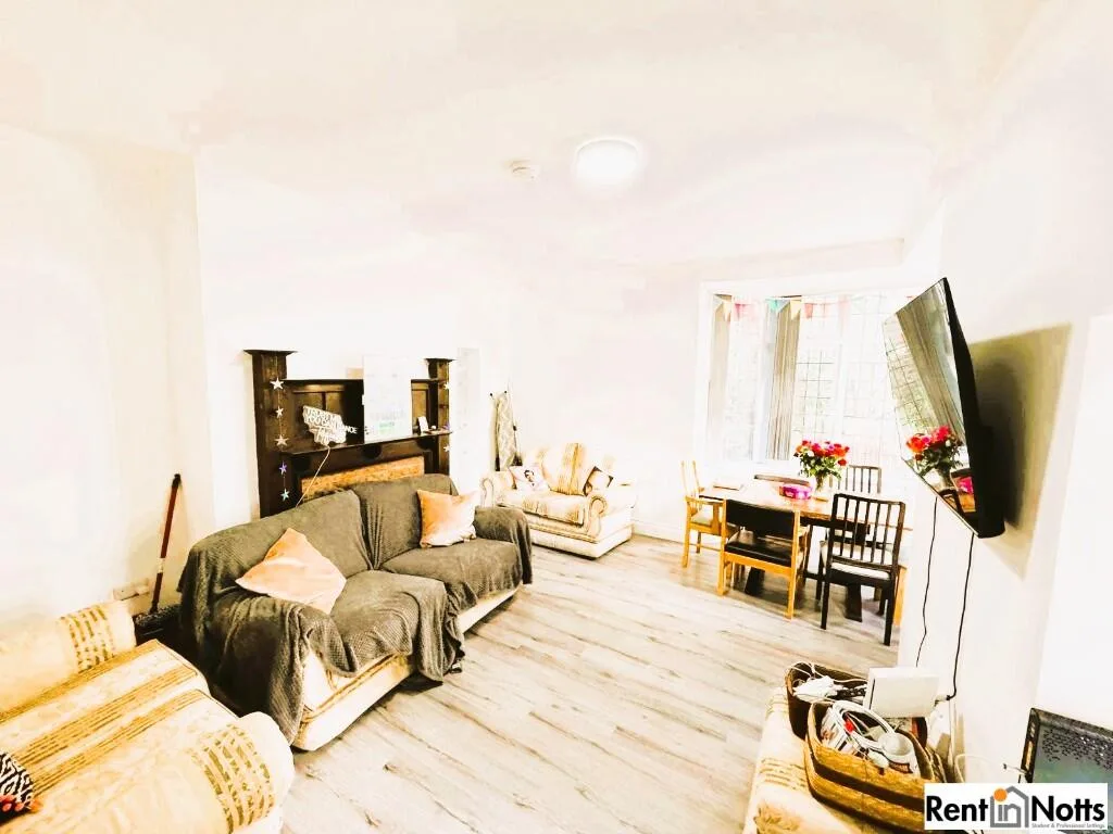 7 bedroom detached house for rent