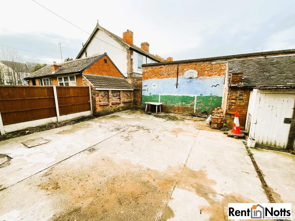 7 bedroom detached house for rent
