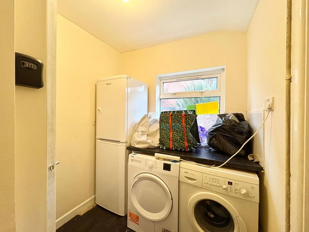 4 bedroom end of terrace house for rent