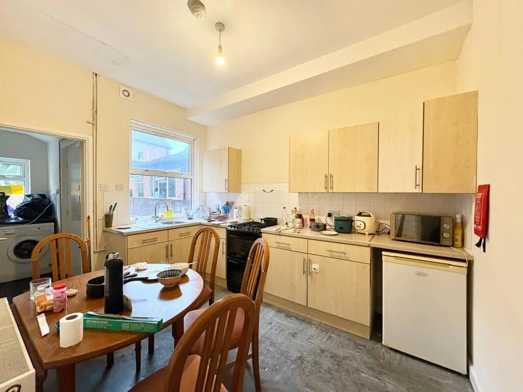 4 bedroom end of terrace house for rent